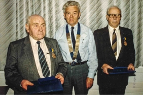 Forseti klúbbsins Steingrímur Atlason,  veitir Gísla Hróbjartssyni og Þórði B Þórðarsyni Paul Harris viðurkenningar.